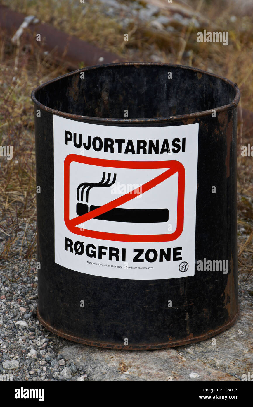 Sign in Groenlandia e lingue danese per il fumo-libero fuori zona ospedale Foto Stock