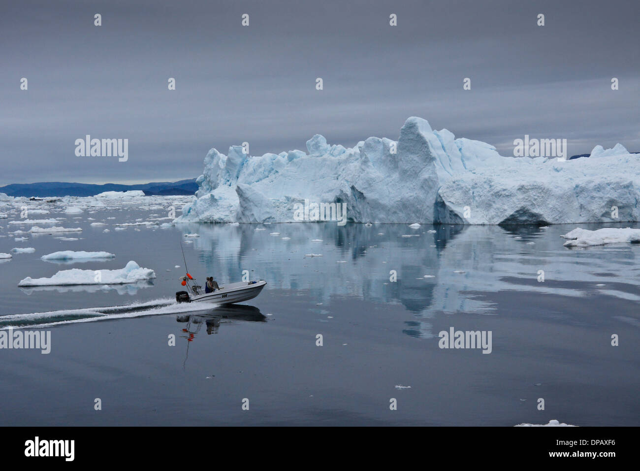 La pesca in barca tra gli iceberg nella baia di Disko, Ilulissat, Groenlandia occidentale Foto Stock