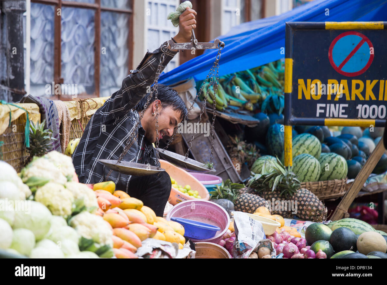 Il fornitore del peso di verdure, McLeod Ganj, Dharamshala, Himachal Pradesh, India Foto Stock