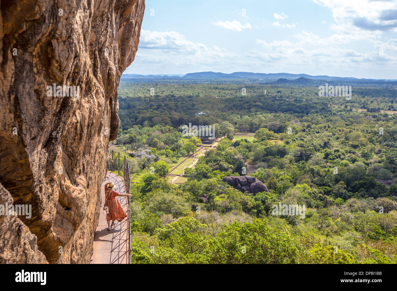 Tourist rendendo il suo modo fino le antiche rovine di Sigiriya nello Sri Lanka Foto Stock