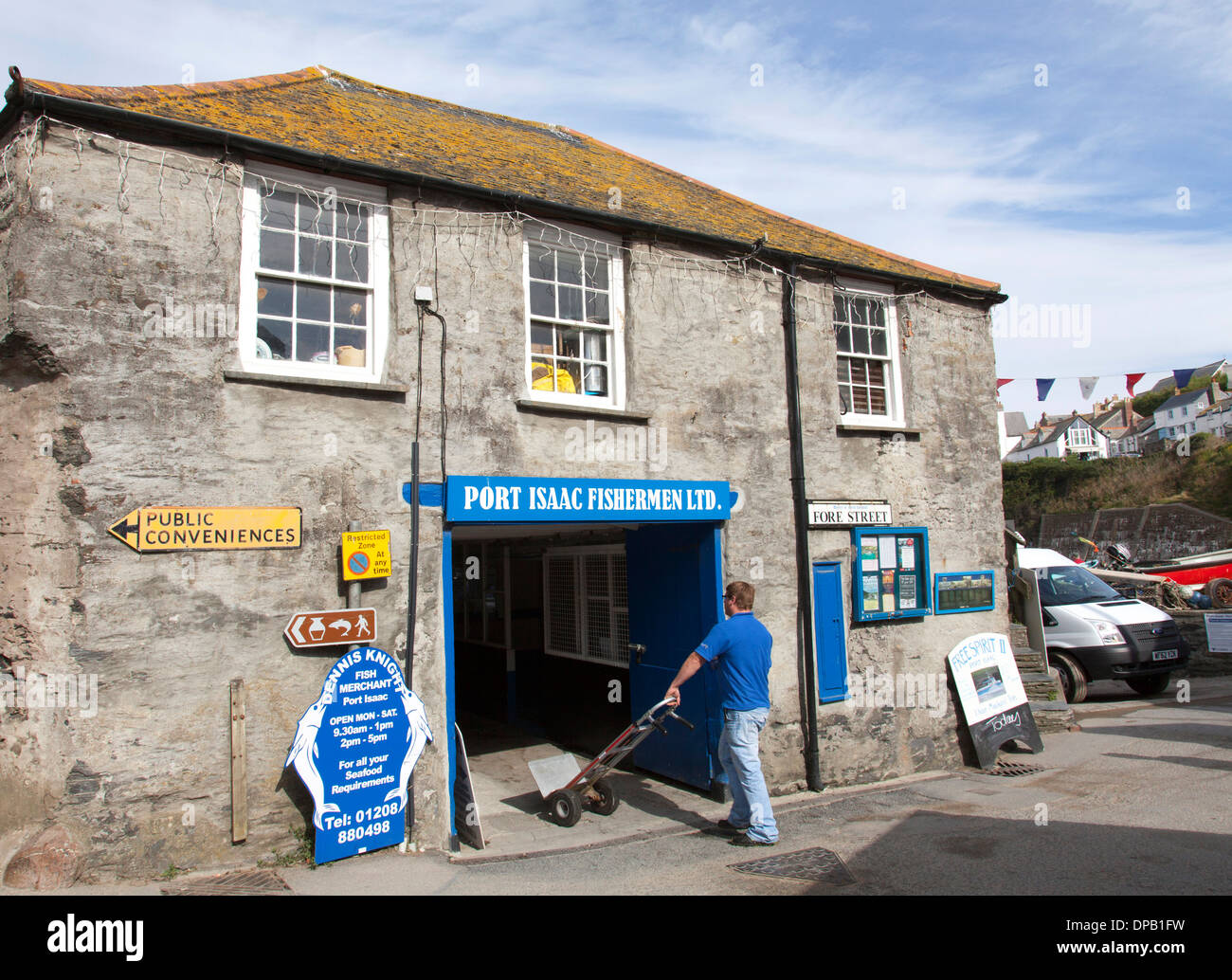 Port Isaac pescatori Ltd. I mercanti di pesce in Port Isaac, Cornwall, Regno Unito Foto Stock