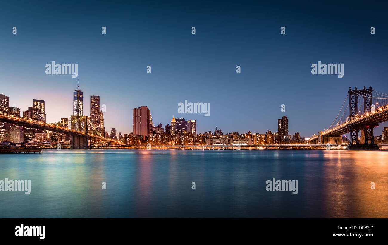 Il centro cittadino di New York City cityscape e "i due ponti": Ponte di Brooklyn e Manhattan Bridge Foto Stock
