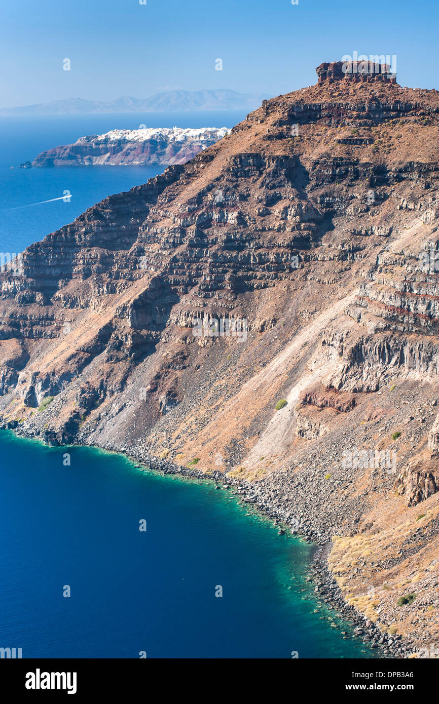 Vista della costa e il villaggio di Oia sull'isola greca di Santorini. Foto Stock