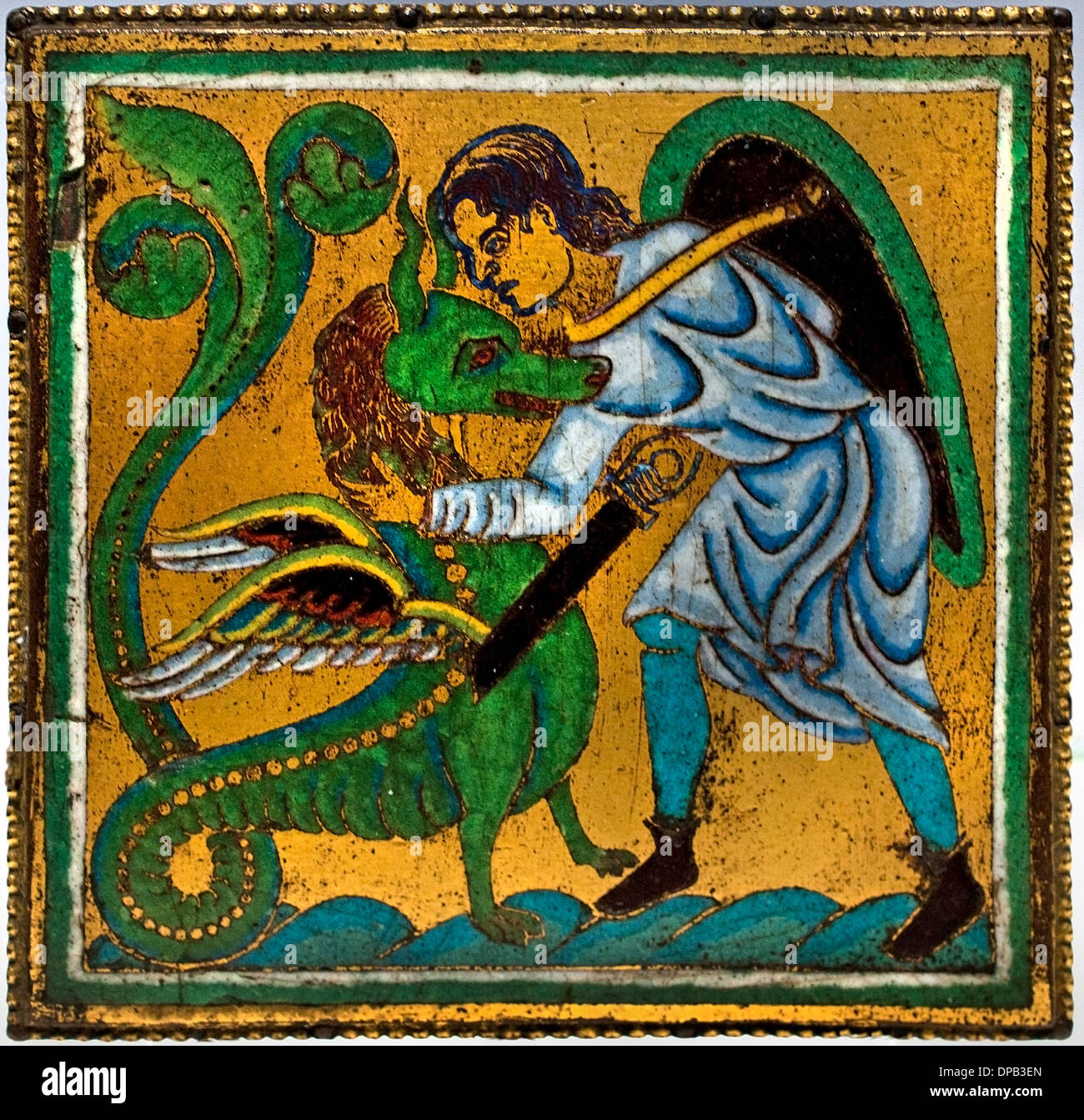 Targa: Guerriero che combatte un drago della Mosa ( Francia oggi ) a 1160-1170 champleve smalto su rame dorato Museo francese del Louvre. Foto Stock
