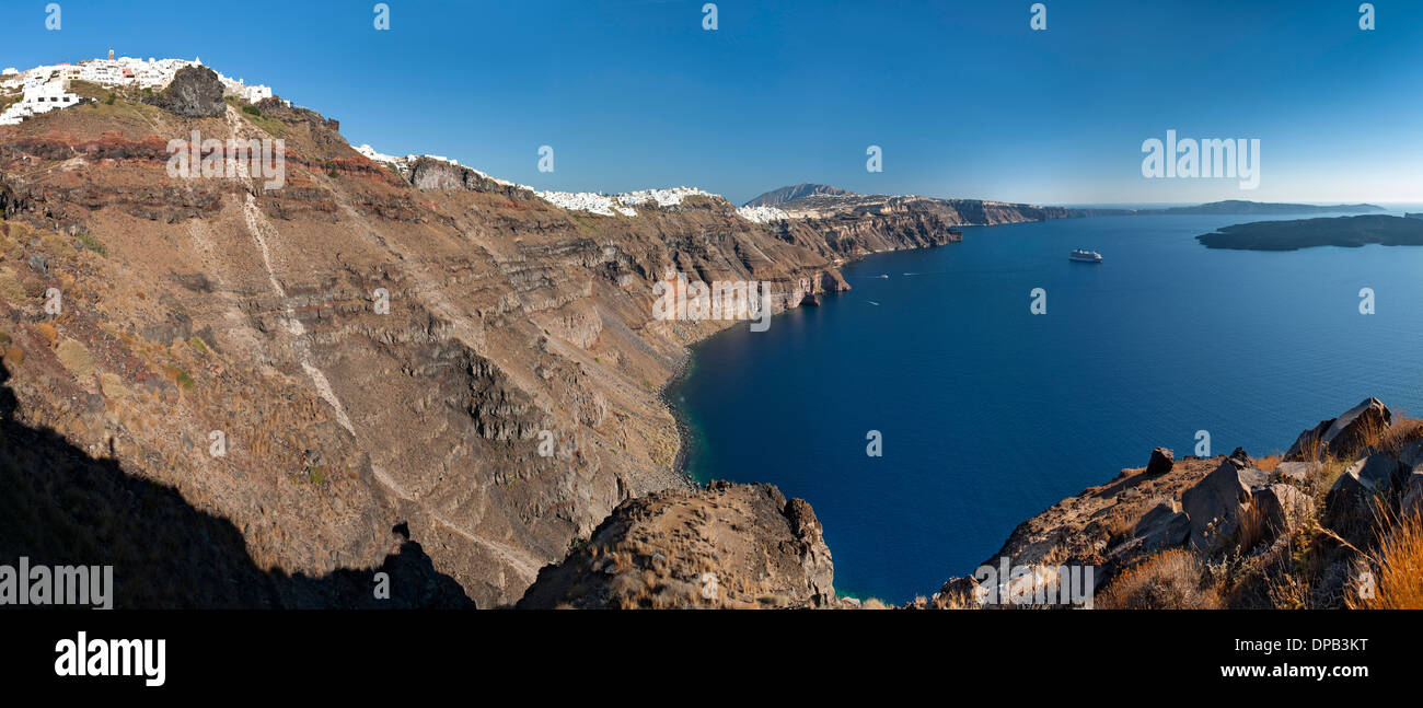 Vista panoramica della costa sull'isola greca di Santorini. Foto Stock