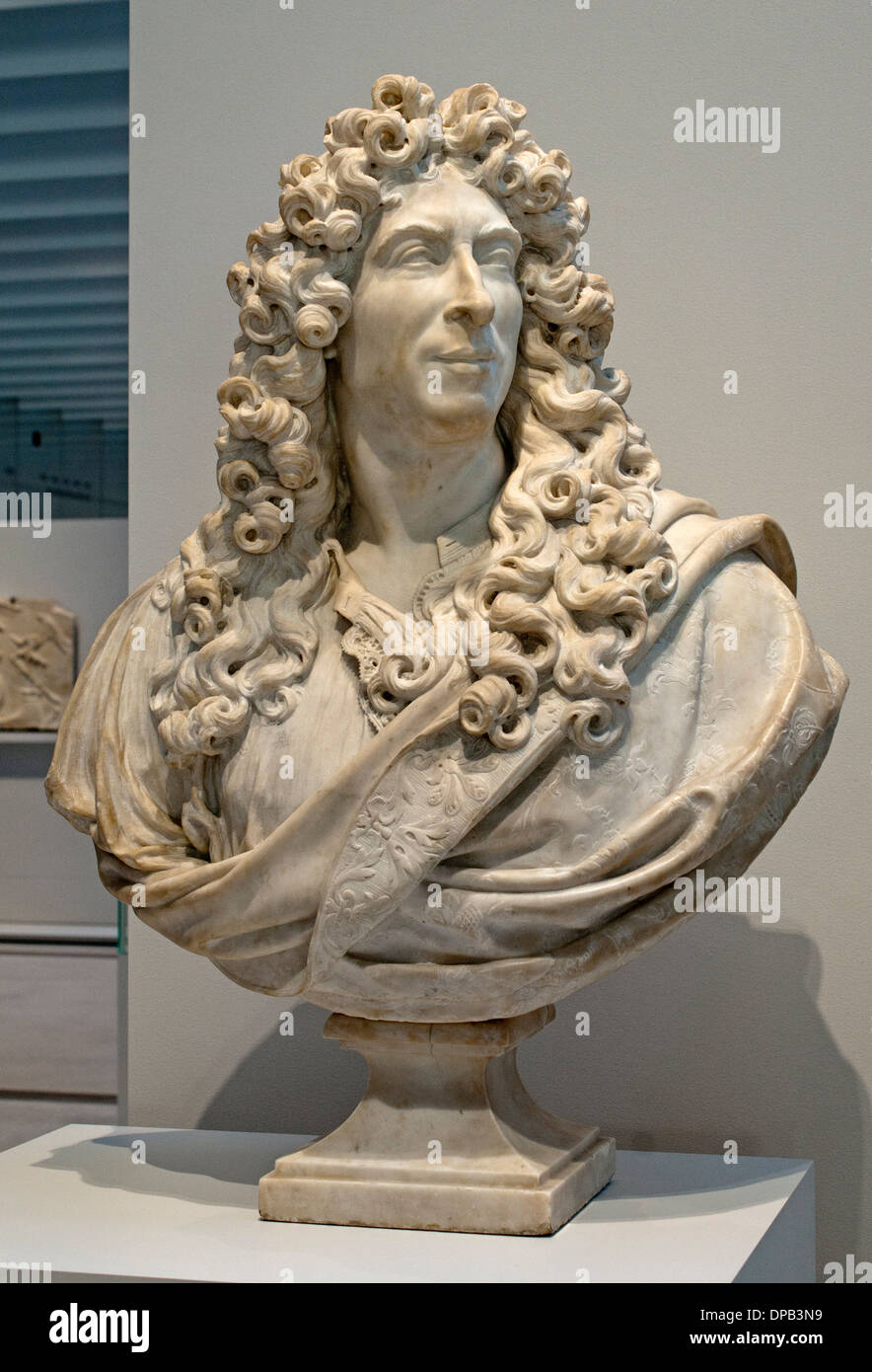 Il busto ritratto in marmo del pittore francese Charles le Brun scolpito da Antoine Coysevox intorno al 1671 in mostra al museo Louvre-Lens, in Francia. Foto Stock