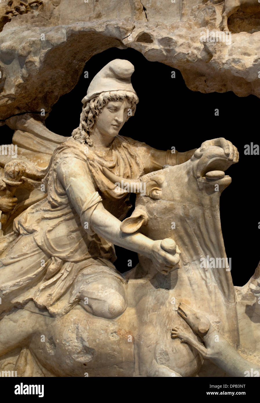 Il sollievo di Mithra iraniano il dio del sole di sacrificare il toro dal Campidoglio romano Roma Italia 100-200 d.c. Foto Stock