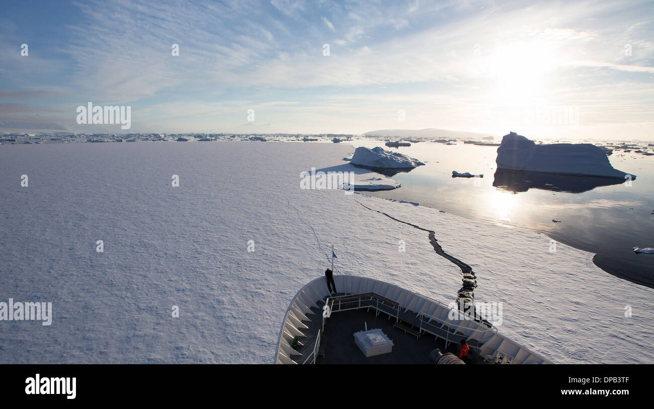 Nave da crociera attraverso la rottura di ghiaccio in Antartide Foto Stock