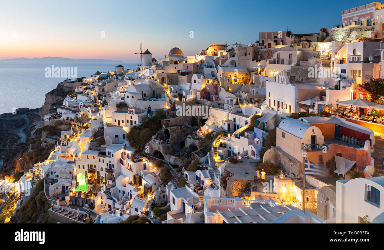 Le case del villaggio di Oia sull'isola greca di Santorini. Foto Stock