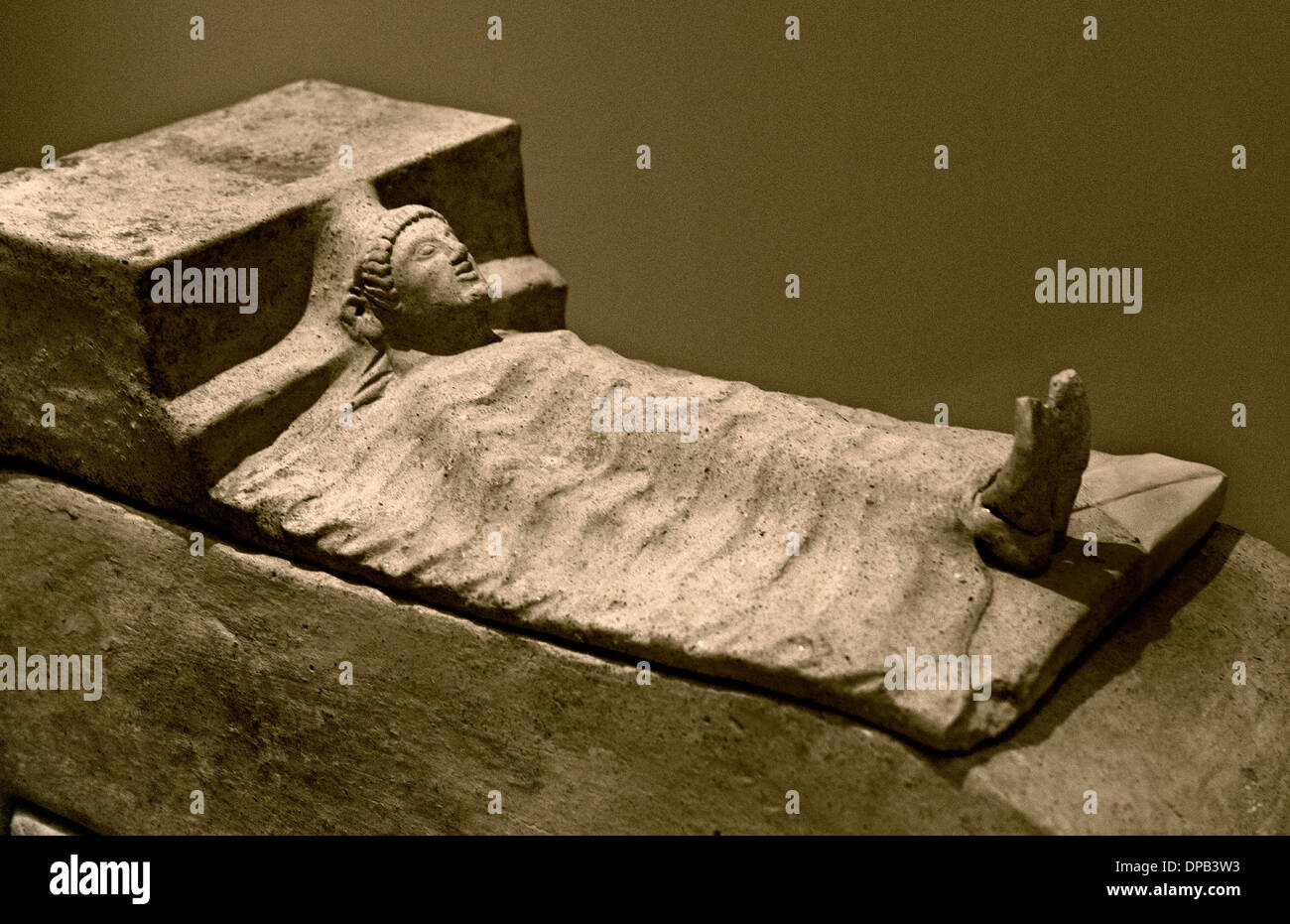 Funeraria cineraria urna funeraria ( Visualizzazione di un corpo sul letto funerario ) 510 BC Cerveteri Necropoli Etrusca Toscana Italia Foto Stock