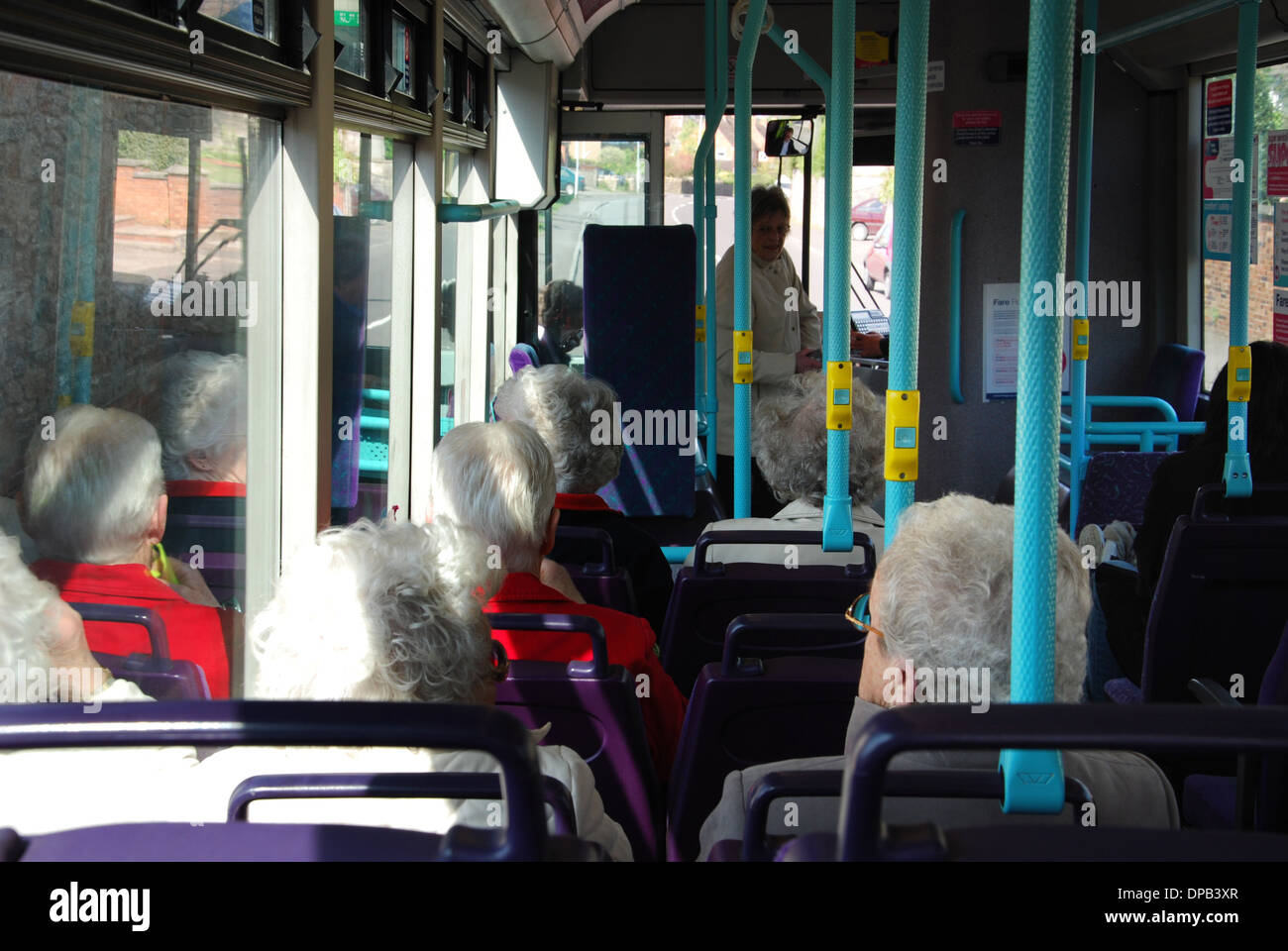 Gli anziani sul bus,Wells Somerset REGNO UNITO Foto Stock