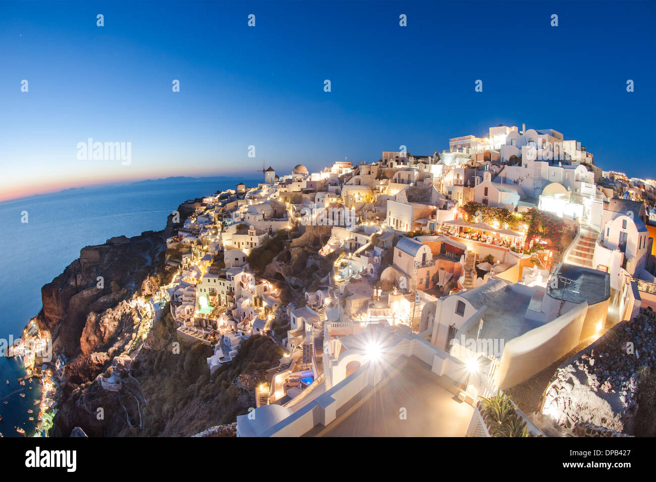 Le case del villaggio di Oia sull'isola greca di Santorini. Foto Stock