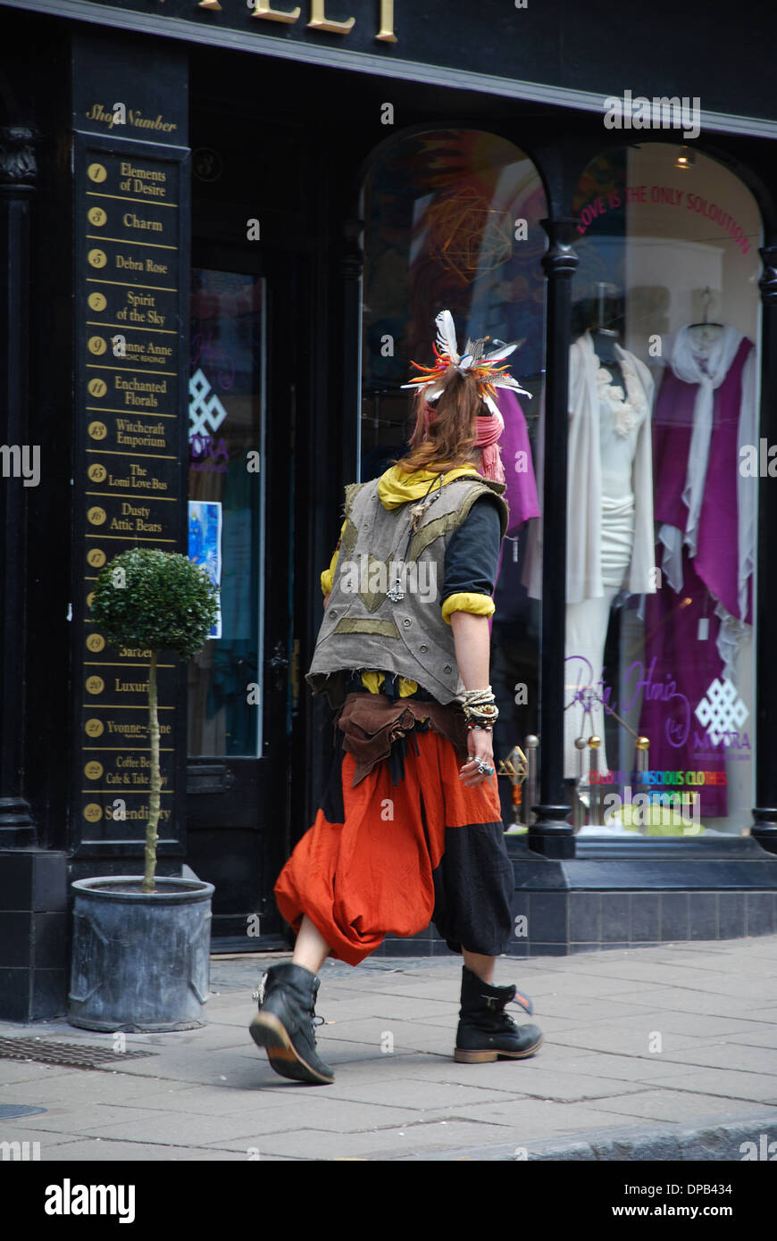 La gente colorata in Glastonbury High Street, Somerset REGNO UNITO Foto Stock