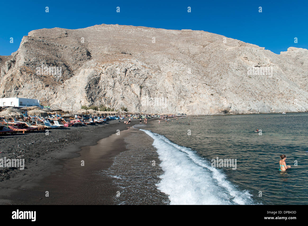 Perissa beach e Messavouno montagna sull'isola greca di Santorini. Foto Stock