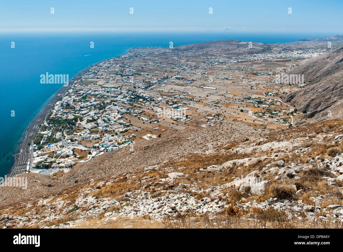 Vista dalla montagna Messavouno sulla spiaggia e il villaggio di Perissa e la zona di Perivolos sull'isola greca di Santorini. Foto Stock