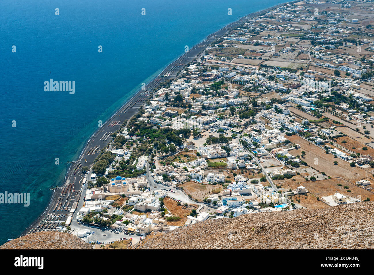 Vista dalla montagna Messavouno sulla spiaggia e il villaggio di Perissa e la zona di Perivolos sull'isola greca di Santorini. Foto Stock