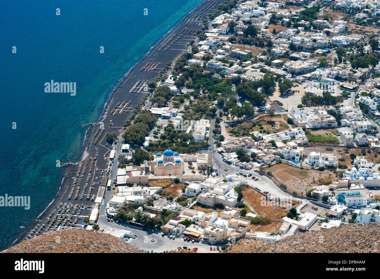 Vista sulla spiaggia e il villaggio di Perissa sull'isola greca di Santorini. Foto Stock
