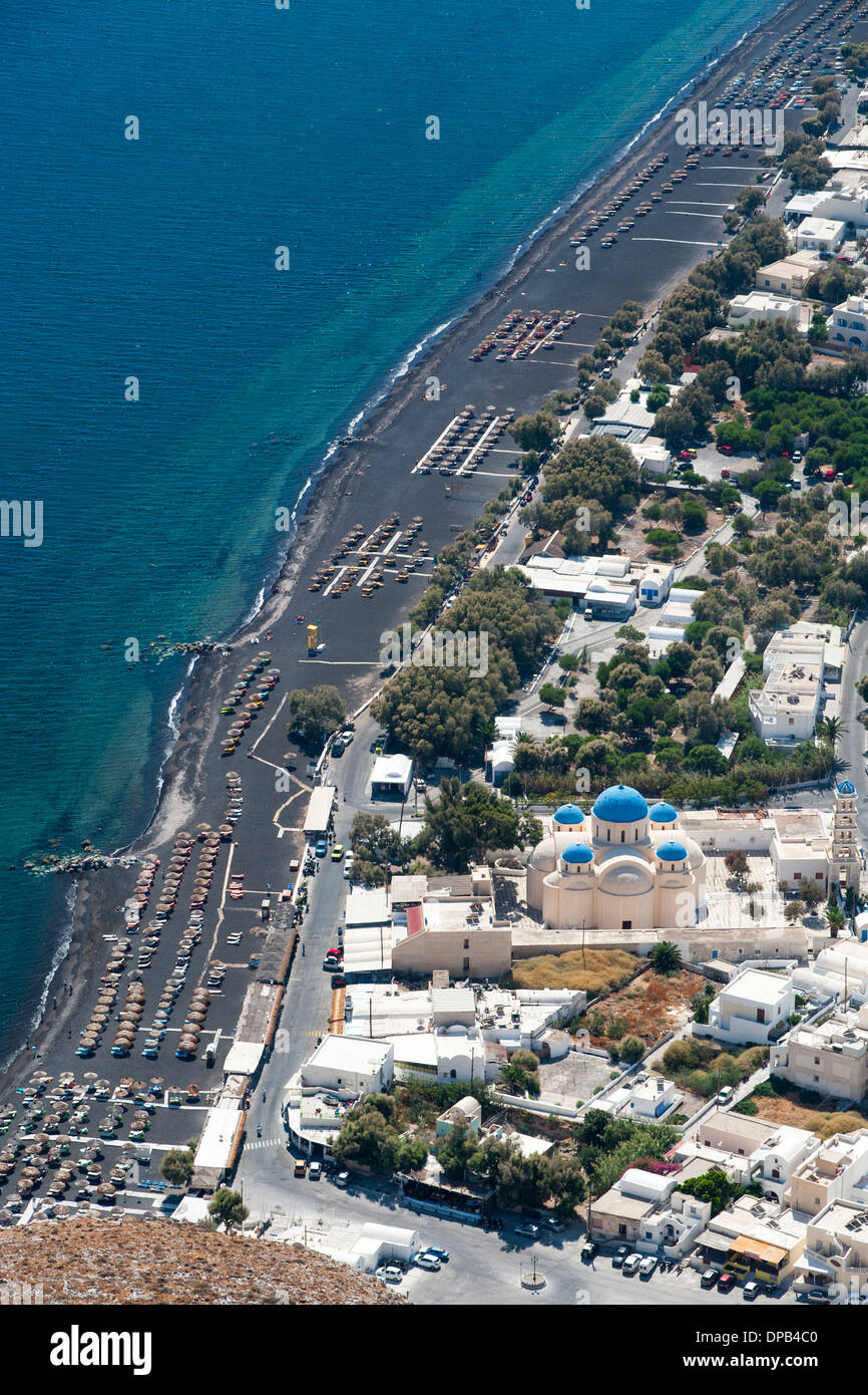 Vista sulla spiaggia e il villaggio di Perissa sull'isola greca di Santorini. Foto Stock