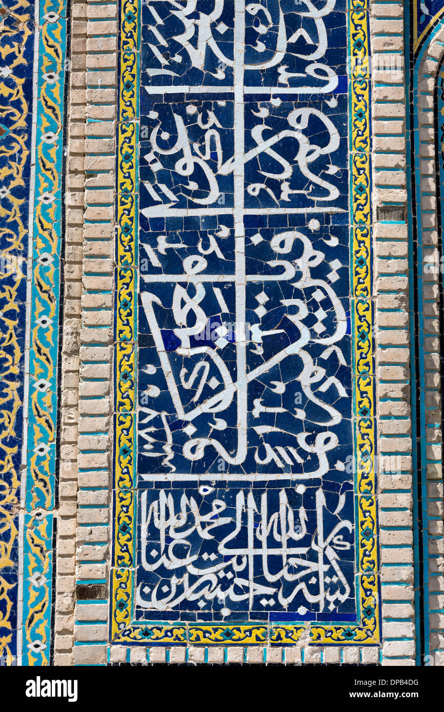 Dettaglio di iscrizione piastrellato, la Musalla di Mashad, Iran Foto Stock