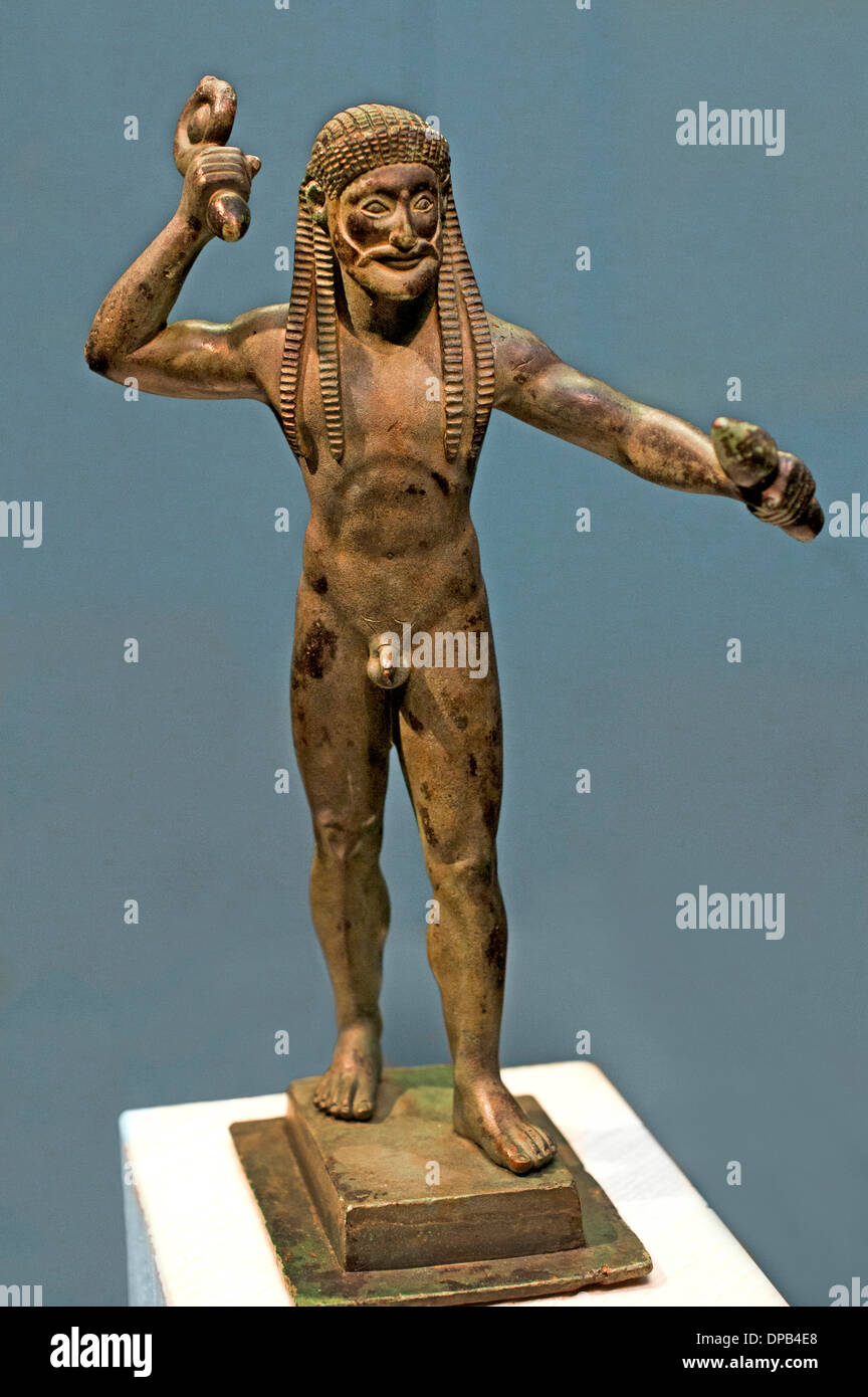 Zeus- Giove regole il mondo con spirito e rende il suo lampo Corinthian statuetta in bronzo 530 A.C. il Greco in Grecia Foto Stock
