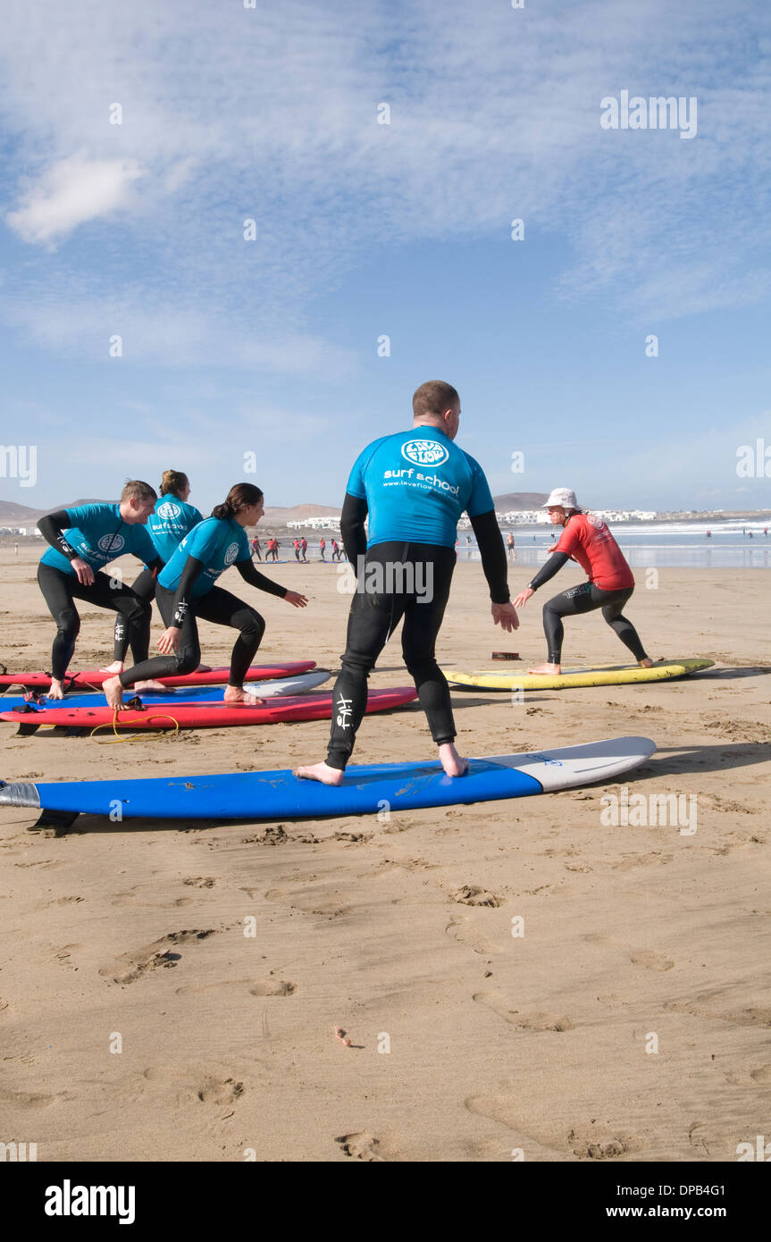 Lezione di Surf lezioni per imparare a stare in piedi sulla tavola da surf tavole tavole da surf beach playa famara lanzarote spiaggia spiagge delle Canarie è Foto Stock