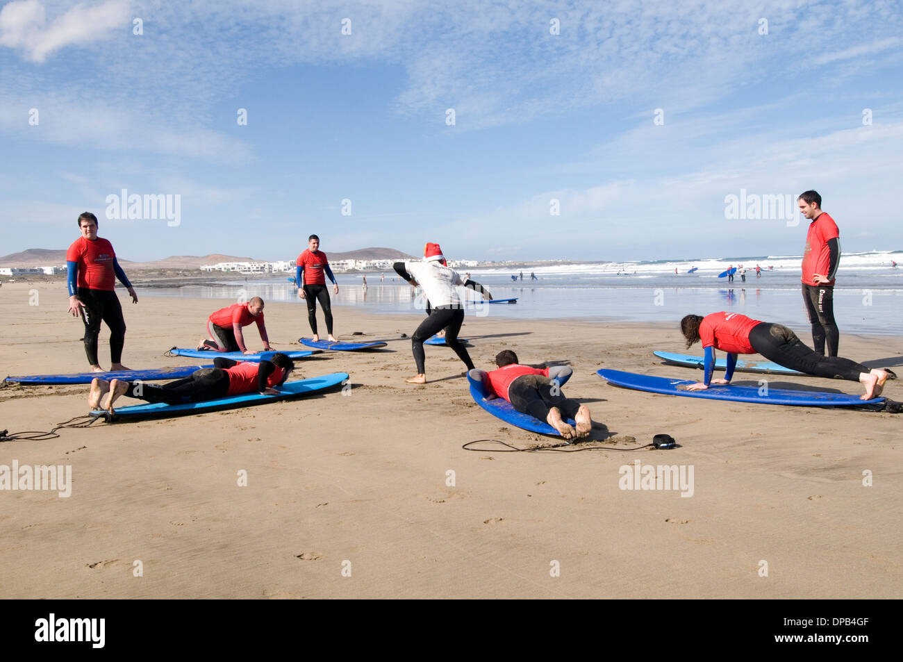 Lezione di Surf lezioni per imparare a stare in piedi sulla tavola da surf tavole tavole da surf spiaggia las bajas lanzarote isole canarie canarie è Foto Stock