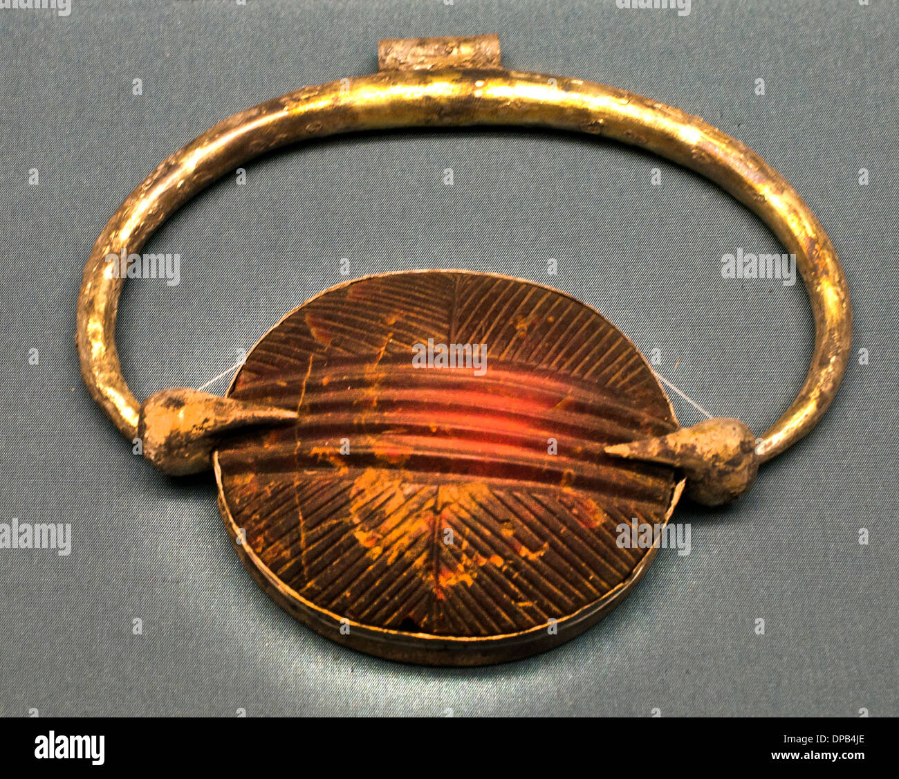 Etruschi oro anello ambra gemma gioielli 7 secolo AC Etruria Foto stock -  Alamy