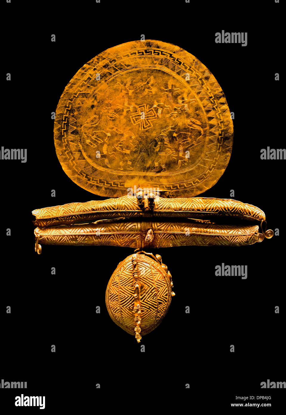 Magnifico disco oreficeria inciso con spilla - guerrieri in un duello leoni e uccelli gioielli etruschi oro 7 secolo AC Etruria Italia Foto Stock