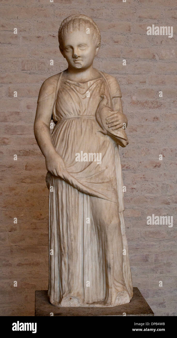 Statua di una ragazza con colomba da un santuario Attica 310 Attico Greco in Grecia Foto Stock