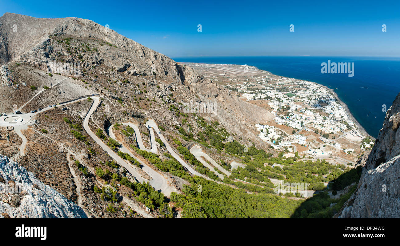 La tortuosa strada che conduce da Kamari alle rovine dell antica Thira sulla montagna Messavouno sull'isola greca di Santorini. Foto Stock