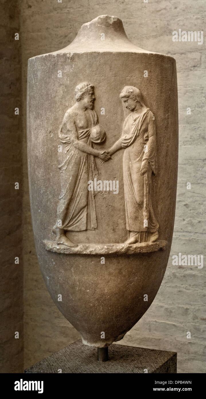Lekythos 370 BC greco Grecia come cantare il loro attaccamento alla coppia di raggiungere le loro mani per ogni altro ( Grave monumento Foto Stock