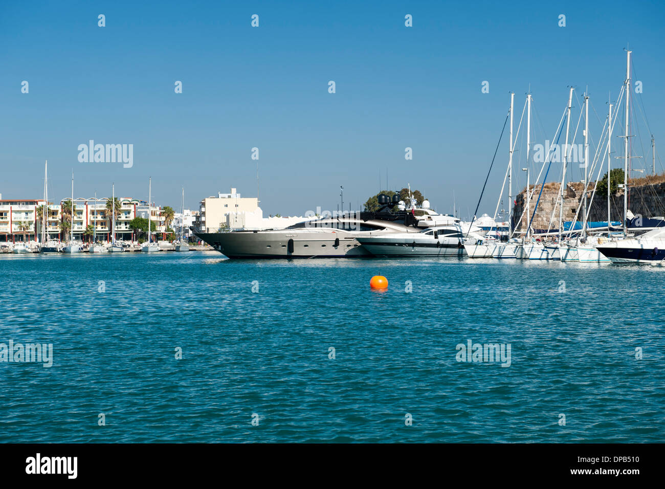 Barche in marina sull'isola greca di Kos. Foto Stock