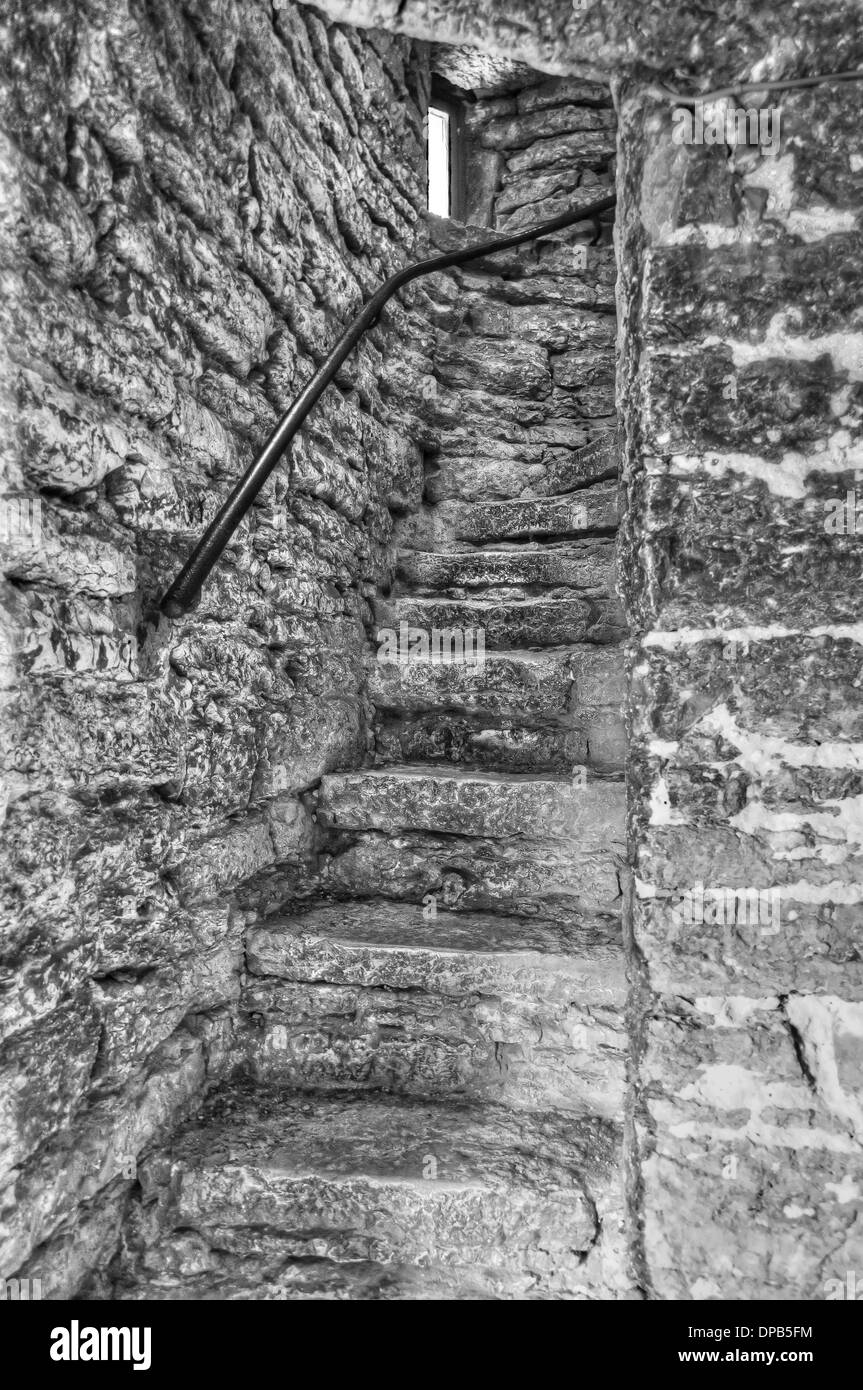 Old stair in un antico edificio di pietra calcarea Foto Stock