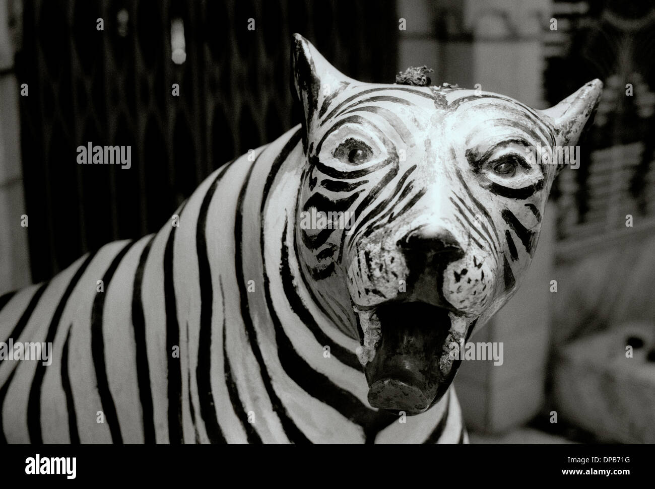 Fotografia di viaggio - Tiger scultura in Udaipur nel Rajasthan in India in Asia del Sud. Animale selvaggio animali selvatici tigri Arte Sacra Foto Stock