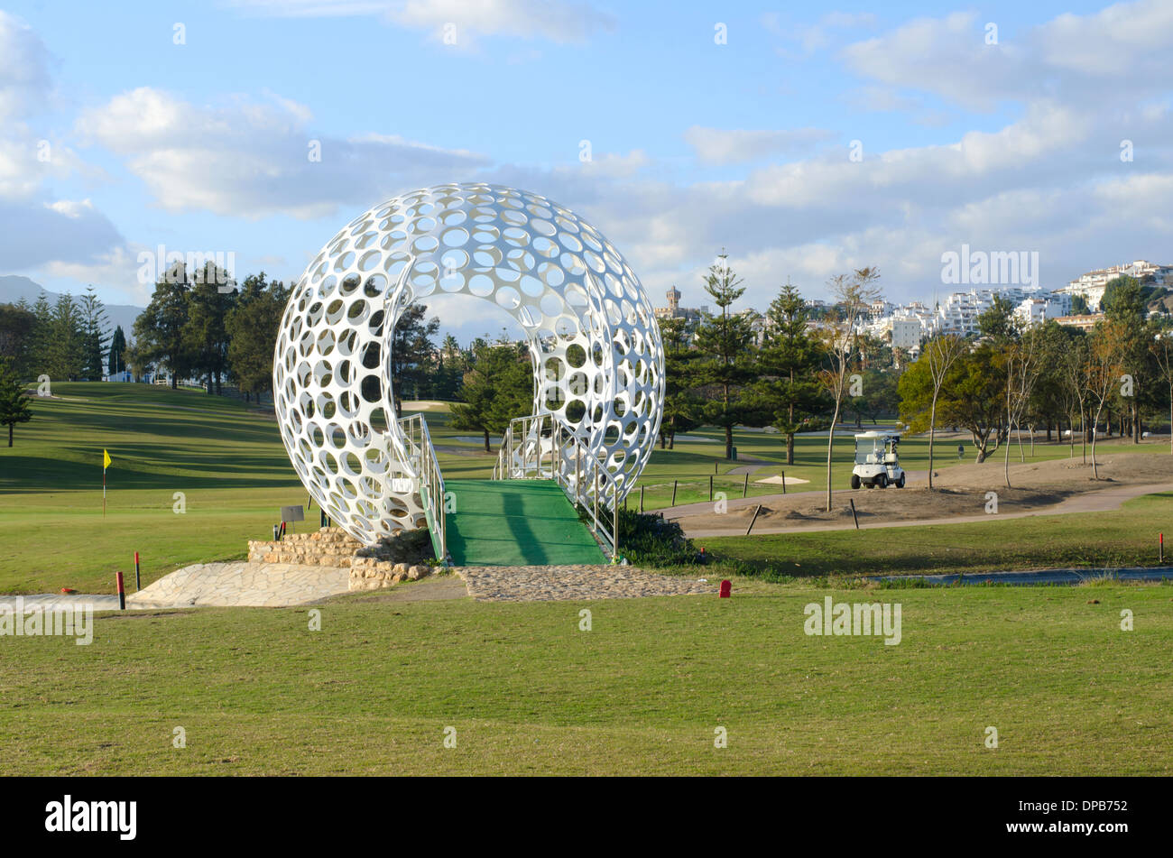 Grande scultura della pallina da golf a 18 buche di Mijas Golf Los Lagos in Mjas Costa, Spagna. Foto Stock