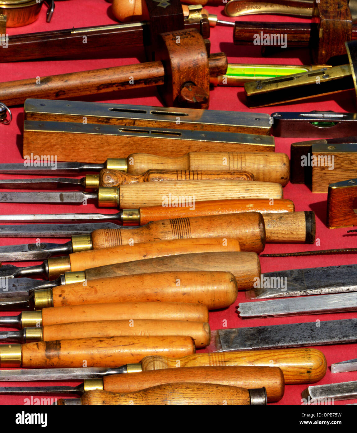 Selezione di vecchio legno utilizzato strumenti di lavoro visualizzata su un mercato in stallo Foto Stock