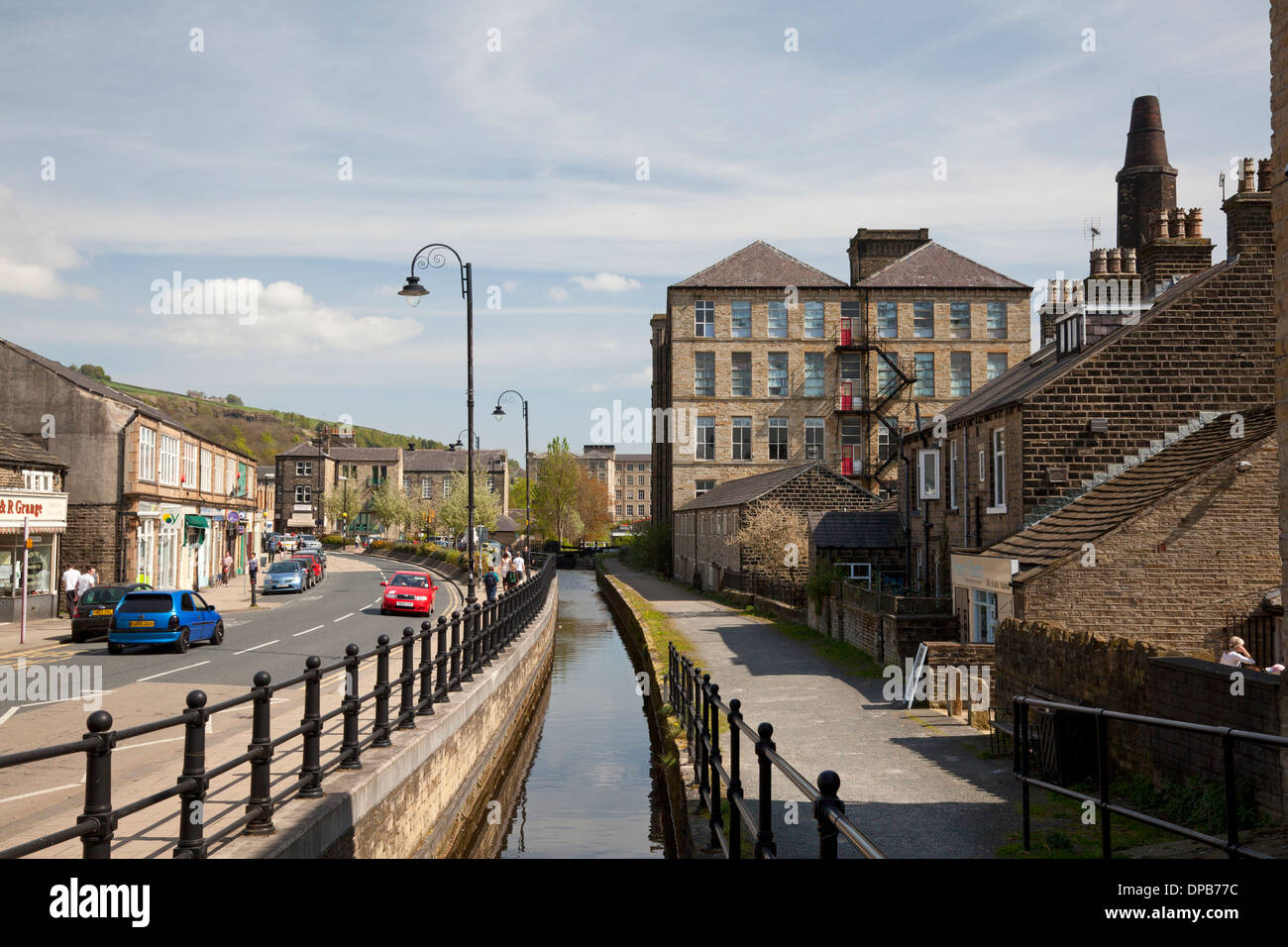 Il centro del villaggio, con l Huddersfield Narrow Canal, Slaithwaite, West Yorkshire Foto Stock