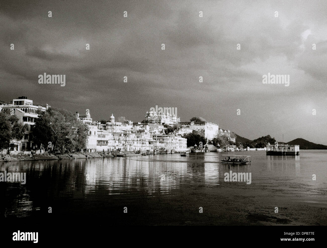 Una vista sul lago Pichola al City Palace di Udaipur in Rajasthan in India in Asia del Sud. Travel Wanderlust evasione bellezza del paesaggio Foto Stock