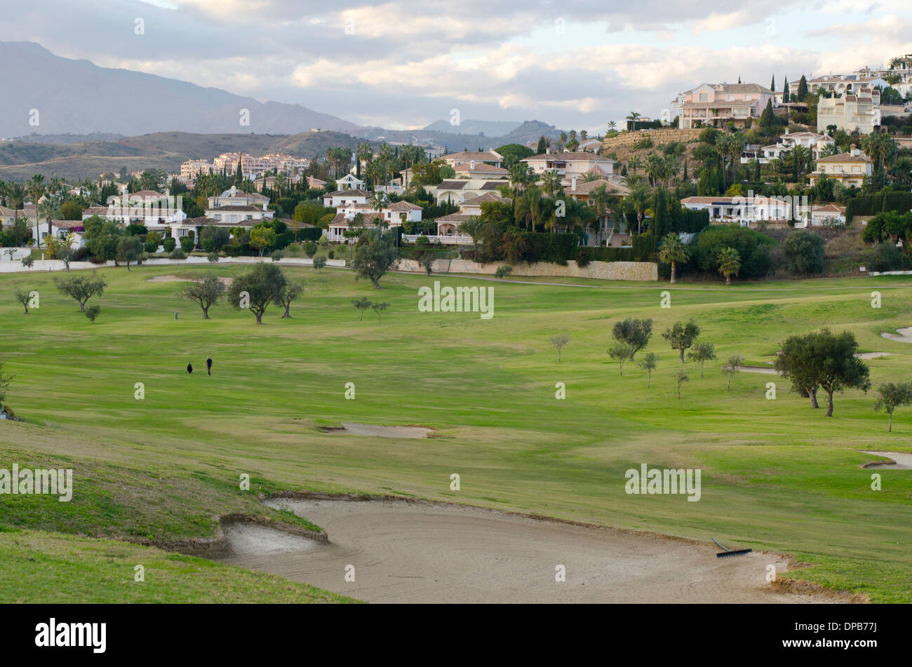 Mijas Golf Los Olivos con bunker in primo piano nel Mjas Costa, Andalusia, Spagna. Foto Stock