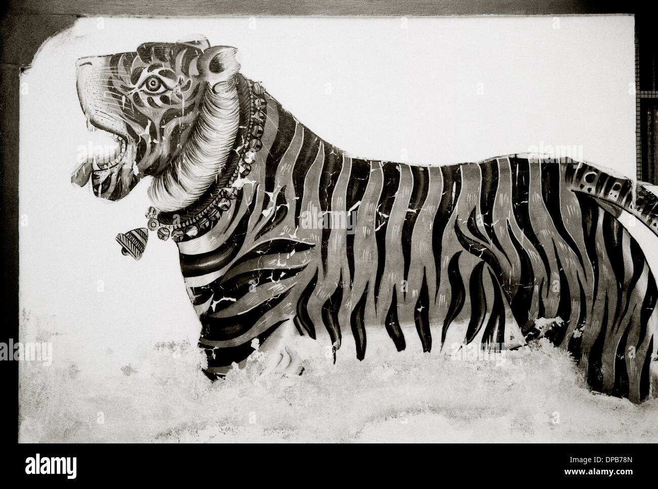 Arte di strada di una tigre in Udaipur nel Rajasthan in India in Asia del Sud. La fauna selvatica Graffiti cultura tigri animali selvatici Wanderlust viaggio evasione Foto Stock