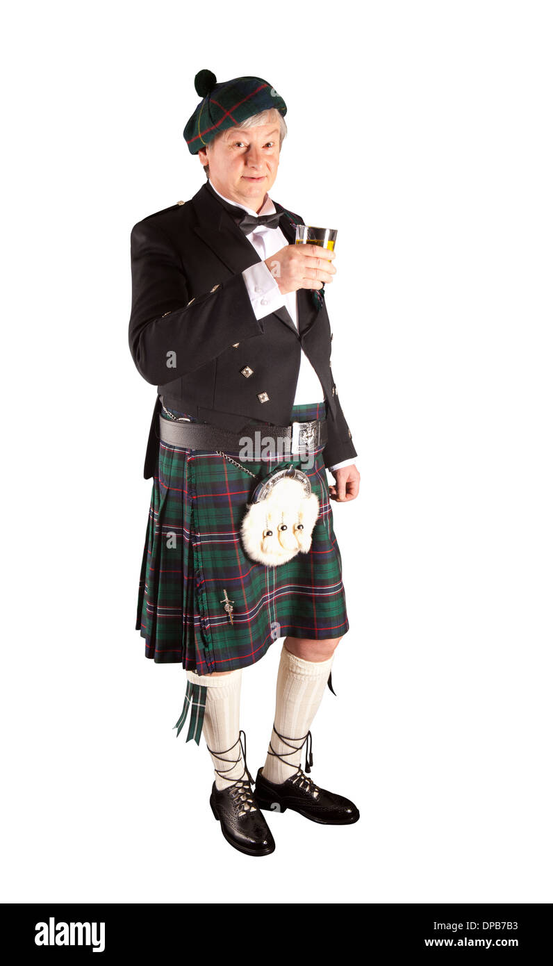 Lo scozzese in kilt facendo un brindisi con il whiskey scozzese Foto Stock