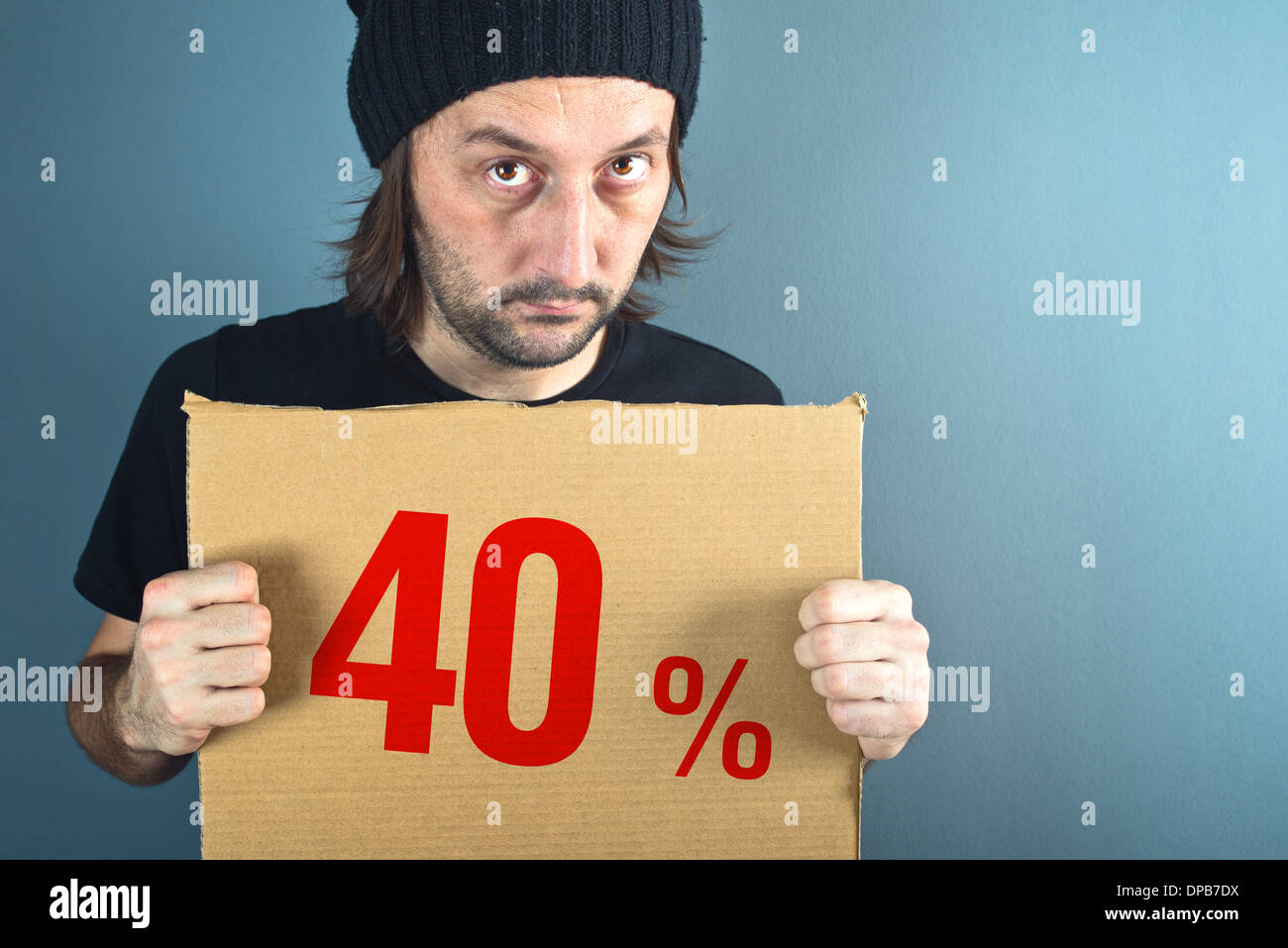 Uomo con carta di cartone con il quaranta per cento vendite prezzo scontato. Il consumismo concetto, retail store promozione. Foto Stock