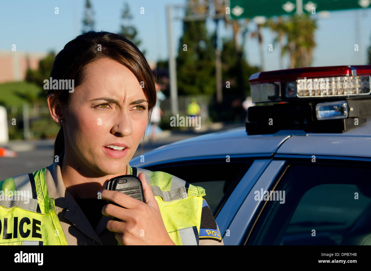 Una poliziotta parlare alla radio. Foto Stock