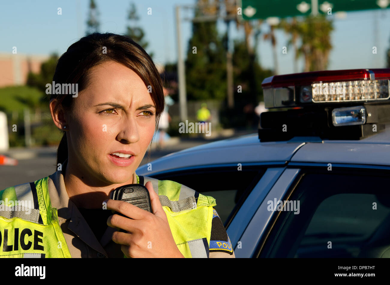 Una poliziotta parlare alla radio. Foto Stock