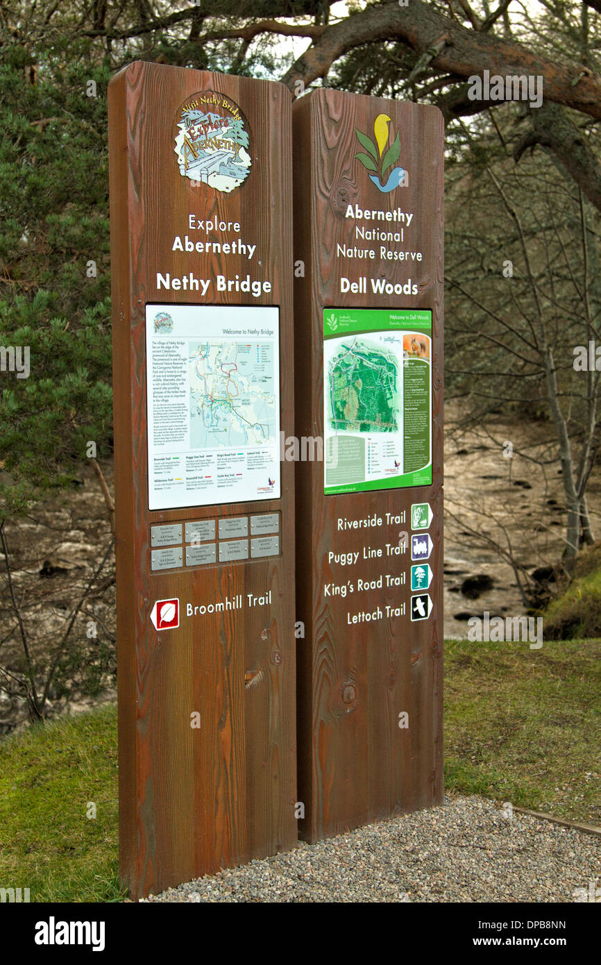 Schede di segno per i sentieri intorno a Nethy Bridge e dell boschi, Abernethy riserva naturale nazionale nel Parco Nazionale di Cairngorms. Foto Stock