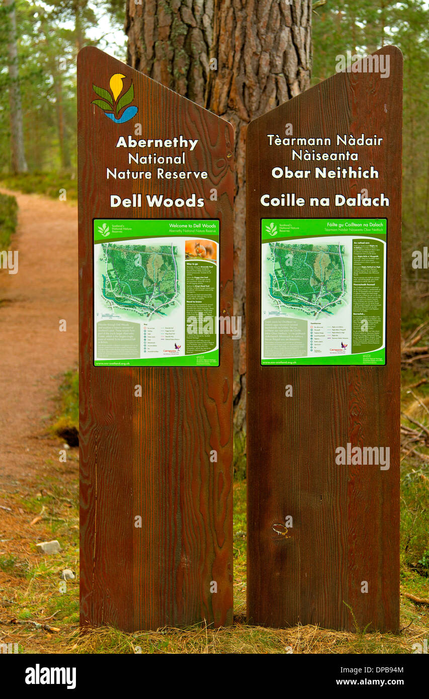 Schede di segno per i sentieri nei boschi di Dell in Abernethy Riserva Naturale Nazionale a Nethy Bridge nel Parco Nazionale di Cairngorms. Foto Stock