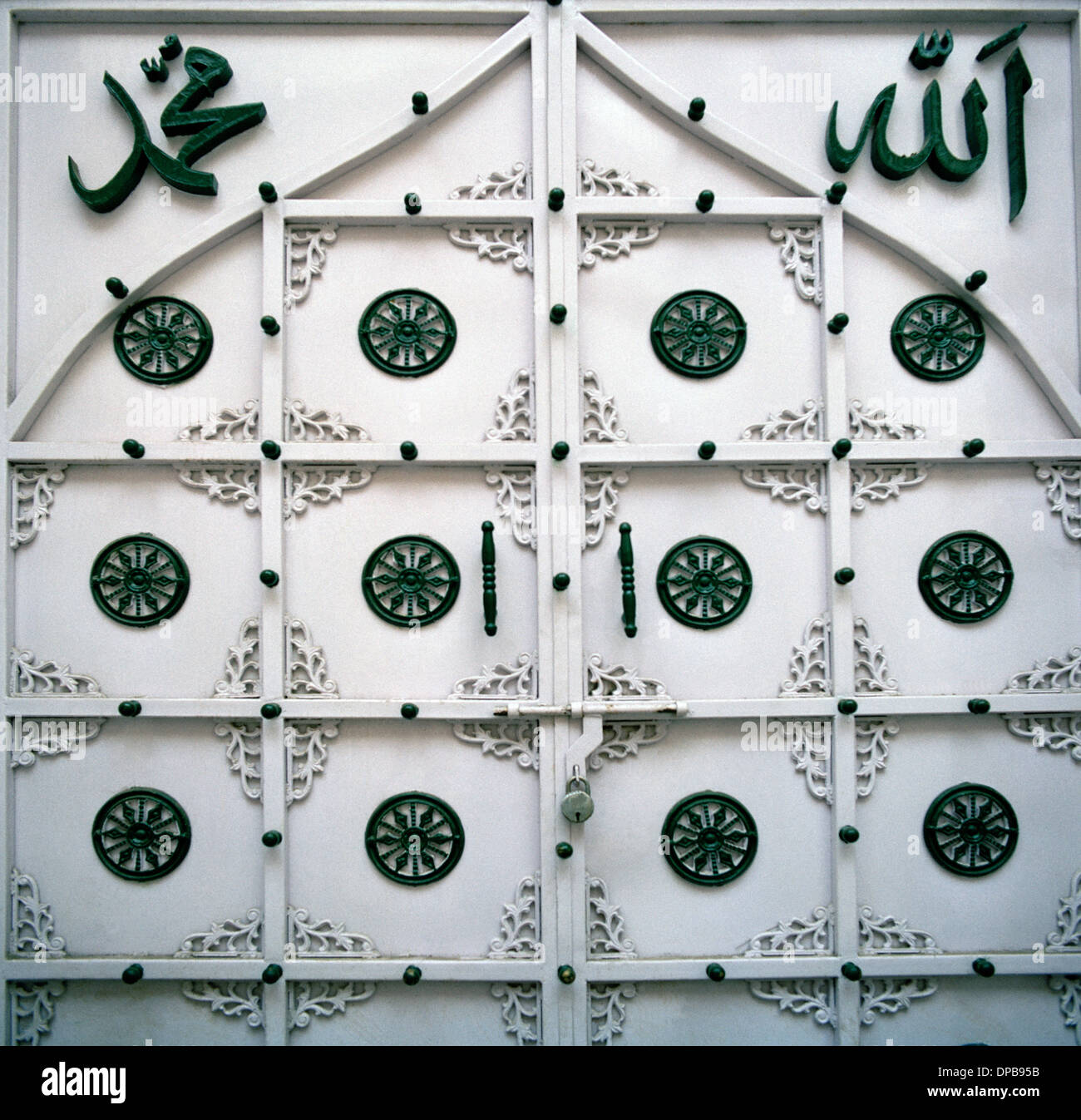 Un dettaglio di una moschea porta in Udaipur nel Rajasthan in India in Asia del Sud. L'islam musulmani islam religione musulmana di arte religiosa simbolismo simbolo Foto Stock