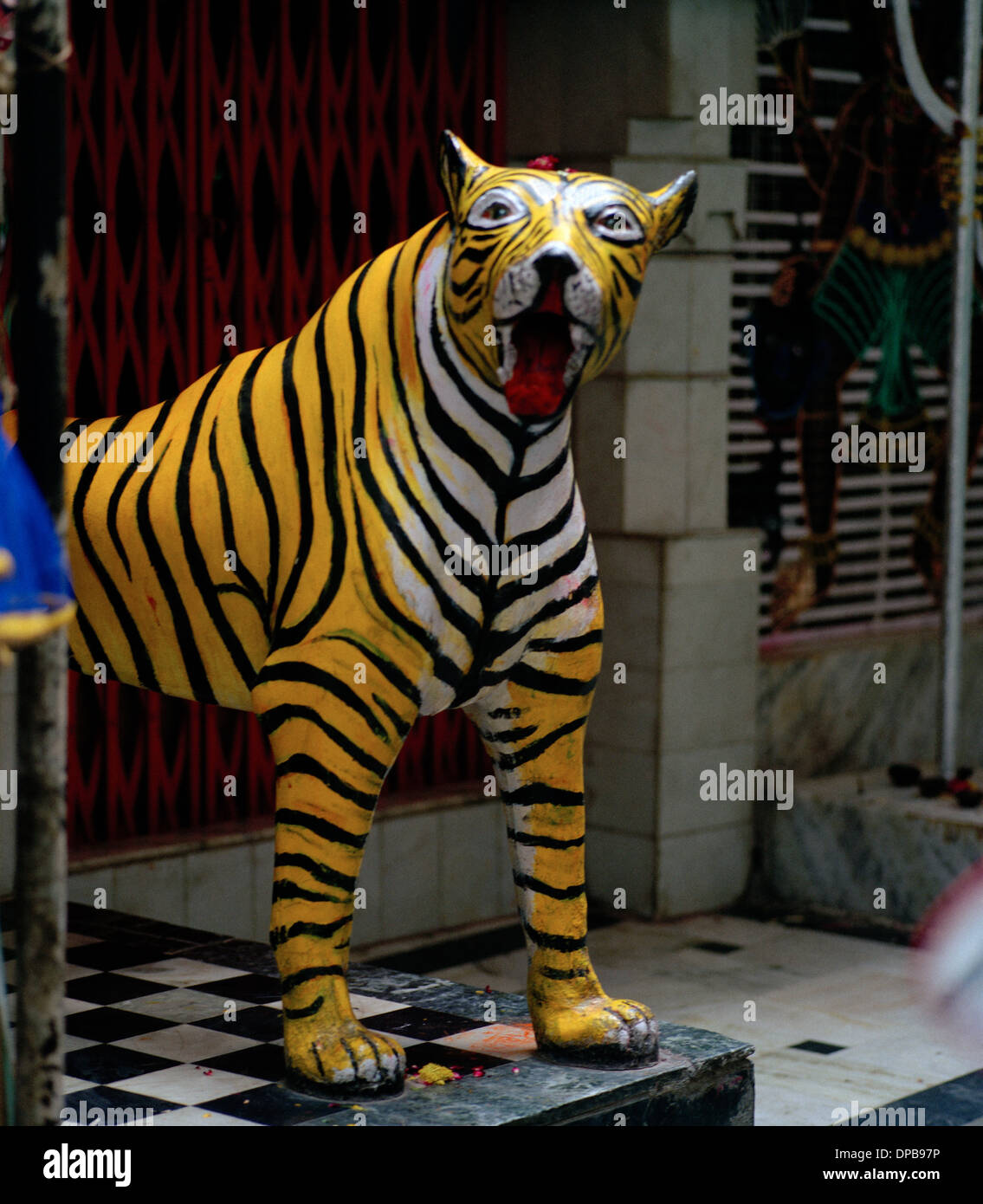 Street Photography - Tiger arte scultura in Udaipur nel Rajasthan in India in Asia del Sud. Tigri animale Foto Stock