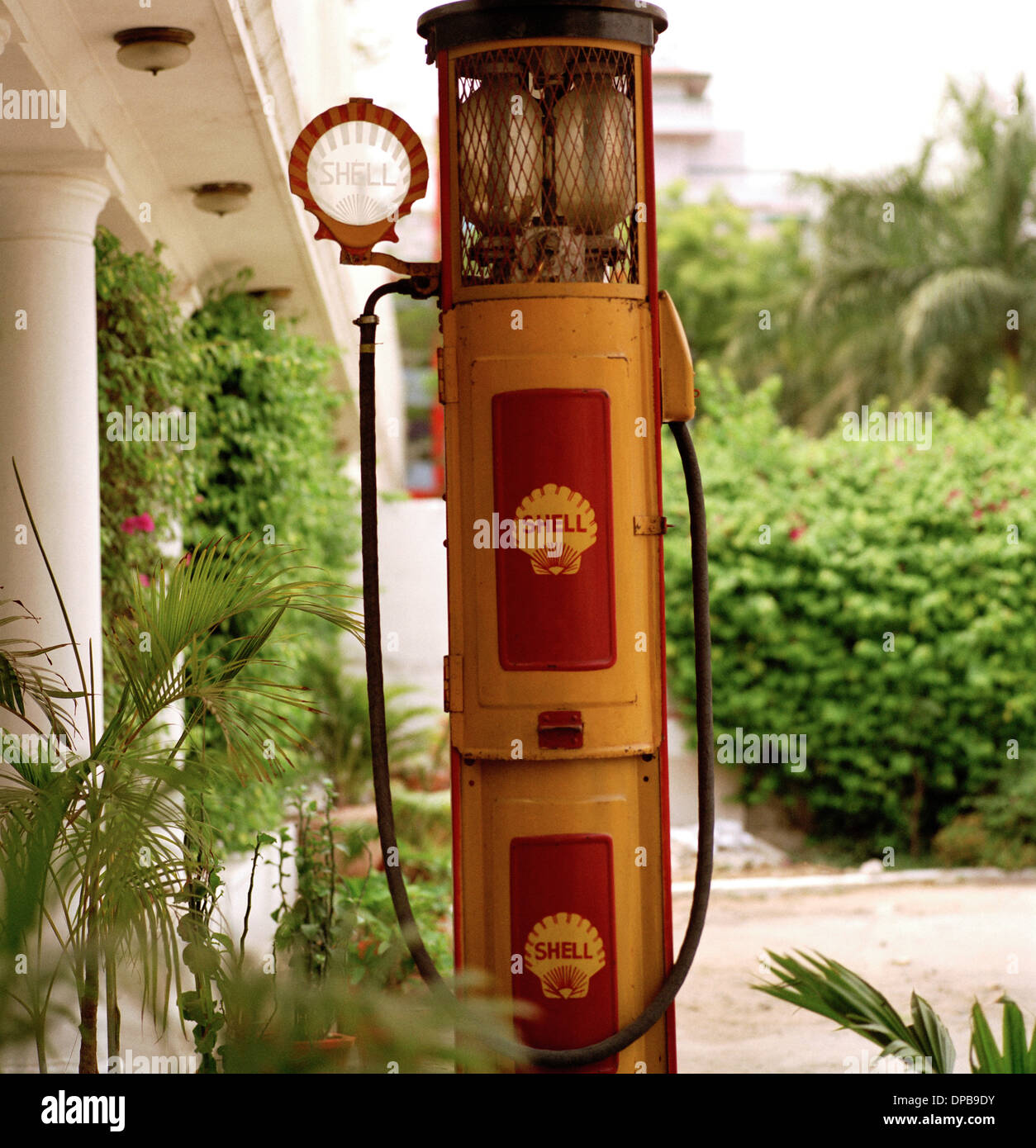 Fotografia documentaria - Scene di strada di una vecchia pompa di benzina in Udaipur nel Rajasthan in India in Asia del Sud. Foto Stock