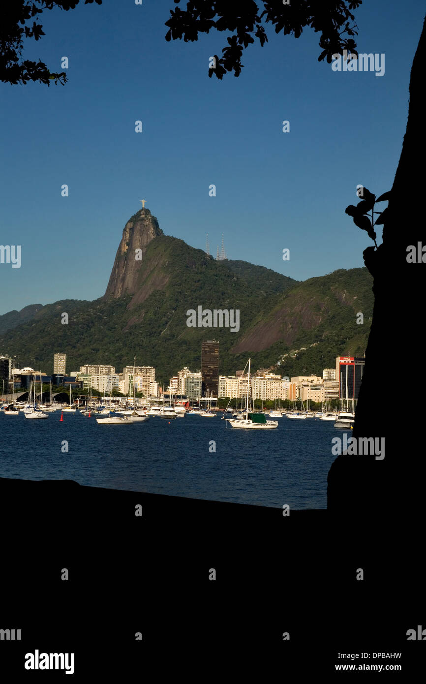 Vista incorniciata di Cristo redentore (Corcovado) da urca a Rio de Janeiro in Brasile. Foto Stock